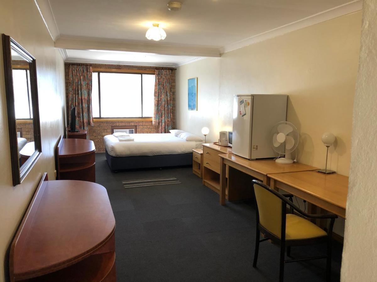 Canberra Lyneham Motor Inn Exterior photo